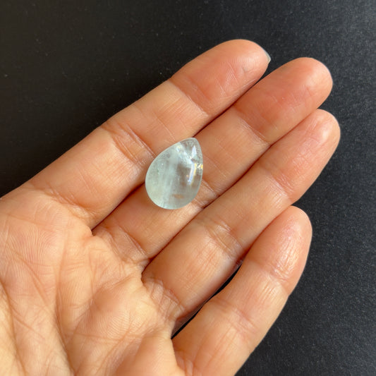 Aquamarin, großer birnenförmiger Cabochon, 19 x 13,3 mm, 12,63 ct, mit Einschlüssen