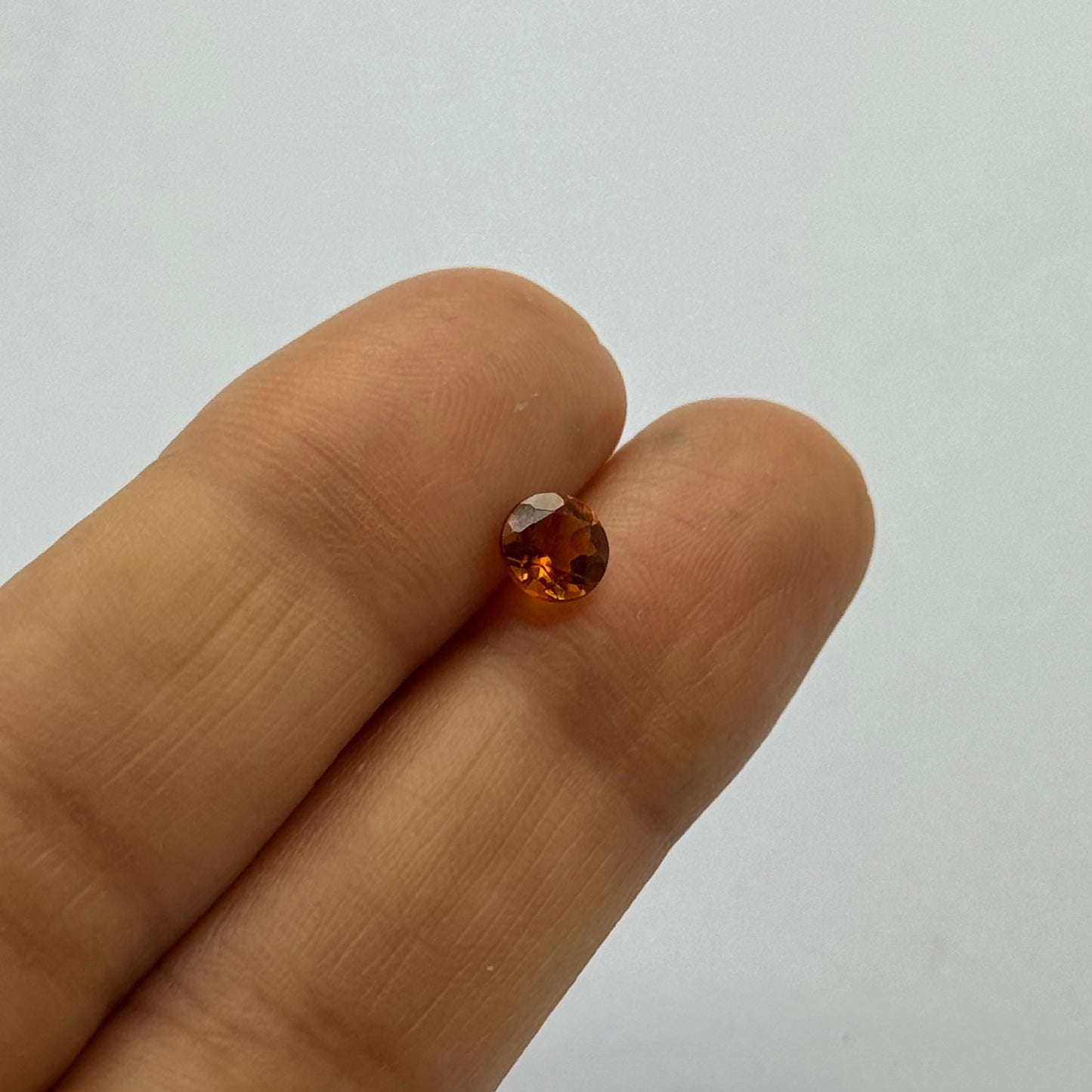 Catching  light with mesmerizing sparkle! Mandarin  Garnet Round fac.  0,50cts