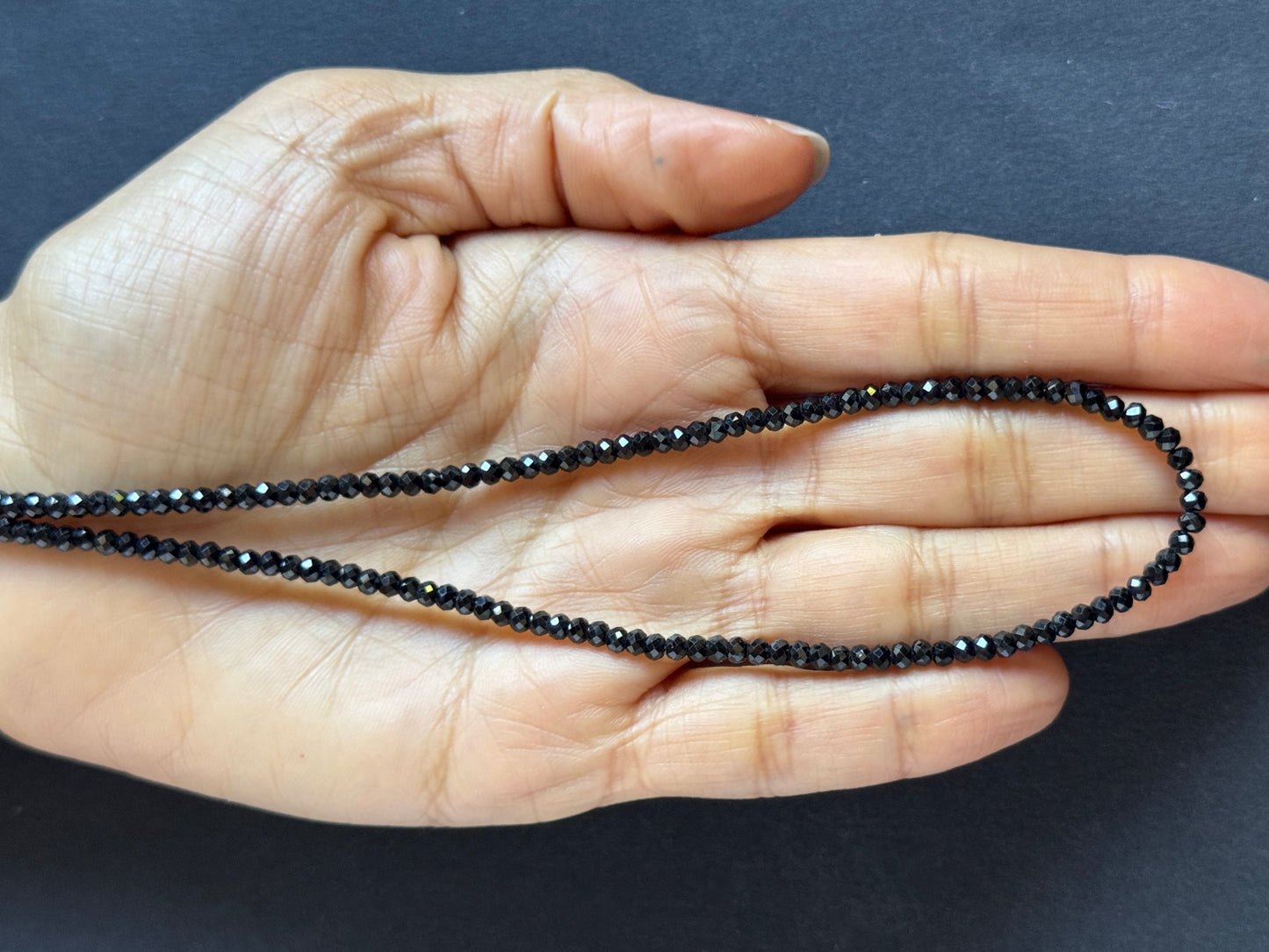 Schwarze Spinellperlen, facettiert, rund, 3 mm, 43 cm