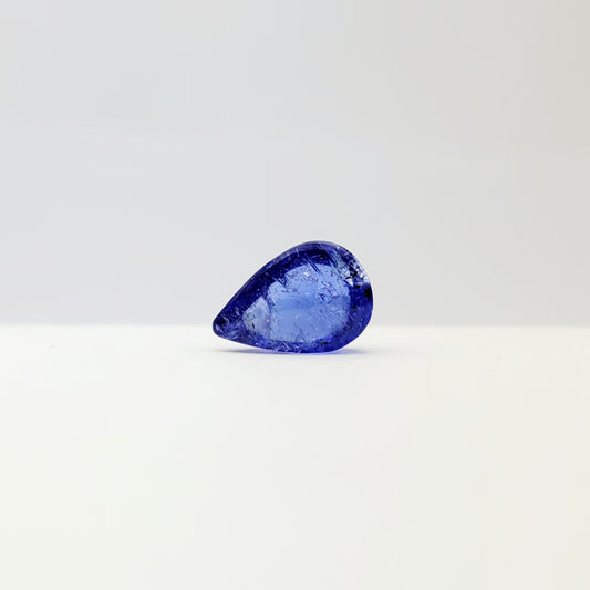 Tropfenförmiger Tansanit-Cabochon mit atemberaubender blauer, glänzend polierter Oberfläche