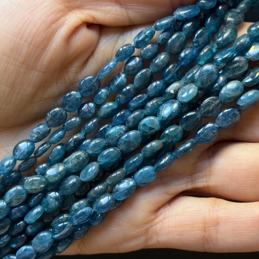 Apatitperlen mit glatter ovaler Form, natürliche, handgeschliffene, tiefblaue Farbtöne