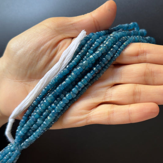 Wunderschöner blauer Apatit, handgeschliffen in ausgefallene Rondellperlen
