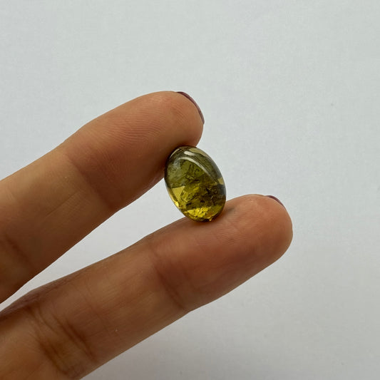 Bezaubernder olivgrüner Turmalin Cabochon 14,3 x 9,9 mm, 7,62cts