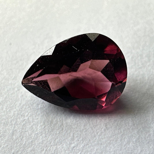 Roter Turmalin, 8,0 x 3,6 x 6,0 mm, 1,05 ct