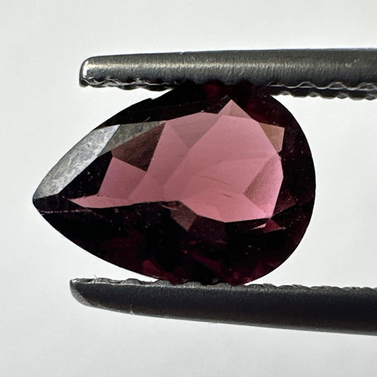 Roter Turmalin, 8,0 x 3,6 x 6,0 mm, 1,05 ct