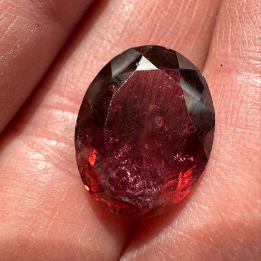 Wine Red shiny Tourmaline, 9.15 cts, 15.5x12x6.7 mm,oval