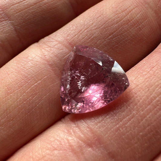 Schillernder alter rosa Turmalin mit bedeutenden bezaubernden Einschlüssen / 6,90 ct