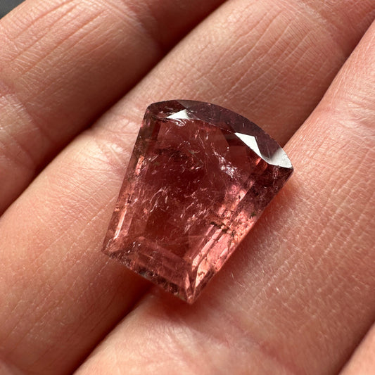 Atemberaubender, ausgefallener, pfirsichrosa Turmalin, 12,47 ct