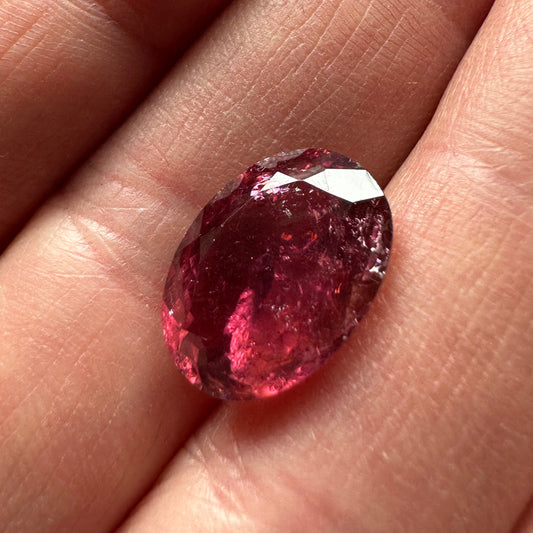 Leuchtend weinroter Turmalin mit wunderschönen Einschlüssen 7,71ct