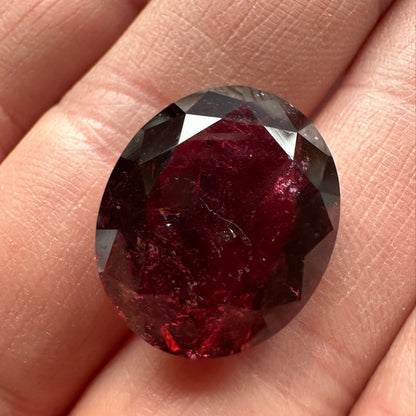 Red Tourmaline Oval Loose Stone, 20.92 ct, 20.2x16.5 mm – view 1 of 3