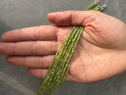 Luménz Smaragdgrün — Halskette aus rohen Diamantperlen mit Verschluss aus Sterlingsilber