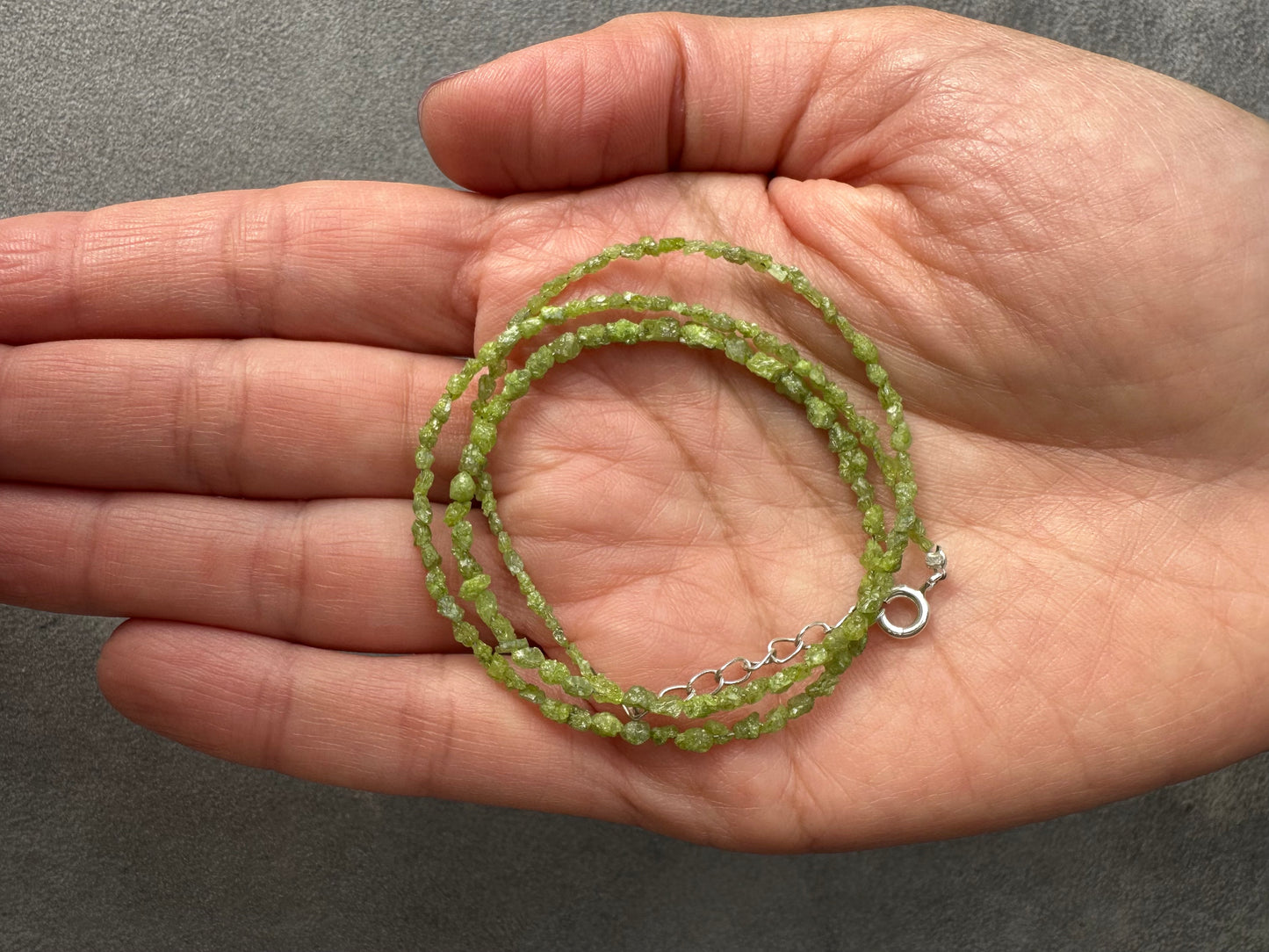 Luménz Smaragdgrün — Halskette aus rohen Diamantperlen mit Verschluss aus Sterlingsilber
