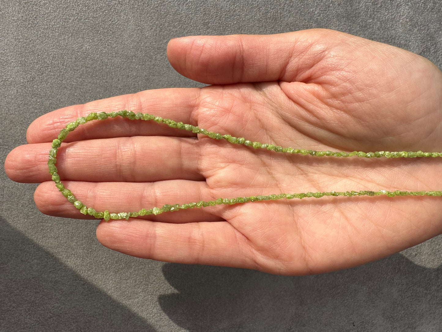 Luménz Smaragdgrün — Halskette aus rohen Diamantperlen mit Verschluss aus Sterlingsilber