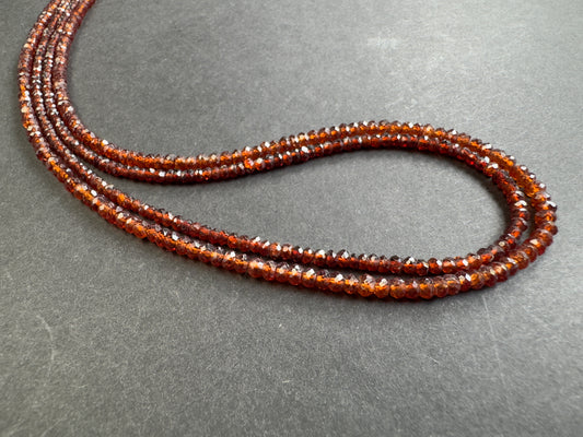 Warme Schönheit des Herbstes mit diesen Hessonite-Granatperlen