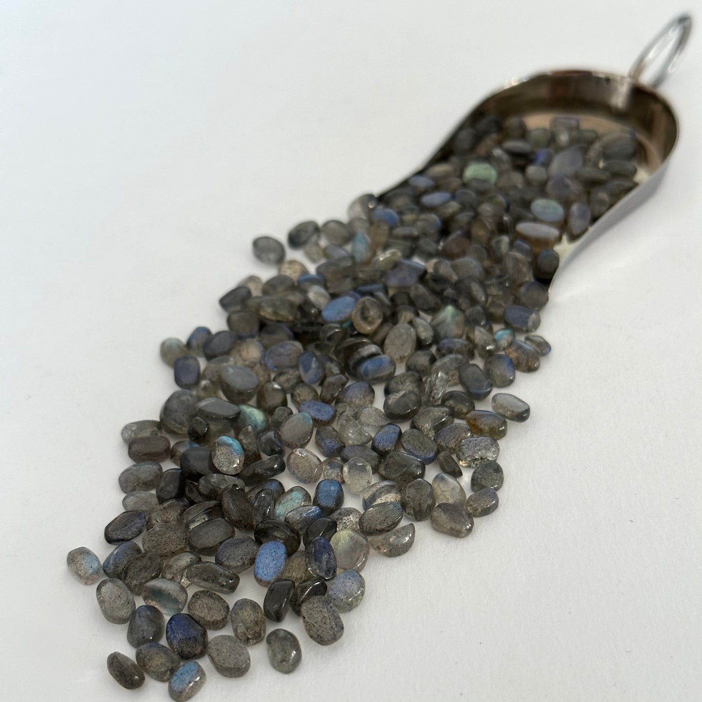 Faszinierende Labradorit-Cabochons, 10 Stück pro Beutel