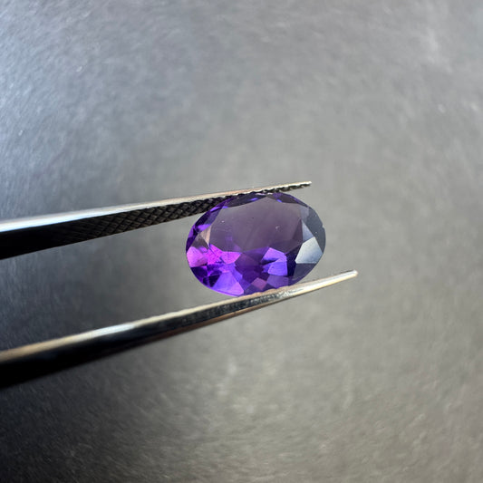 Lebendiger und funkelnder lila Amethyst, oval, 1,39 ct, 8,9 x 6,9 x 4,0 mm