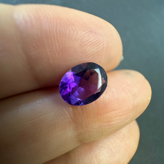 Lebendiger und funkelnder lila Amethyst, oval, 1,39 ct, 8,9 x 6,9 x 4,0 mm