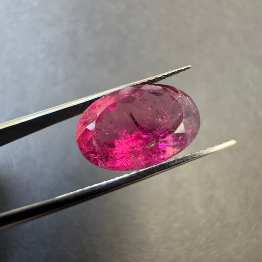 Auffälliger ovaler magenta-pinker Turmalin, 5,45 ct, 13,5 x 9,2 x 6,2 mm