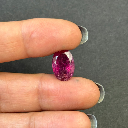 Auffälliger ovaler magenta-pinker Turmalin, 5,45 ct, 13,5 x 9,2 x 6,2 mm