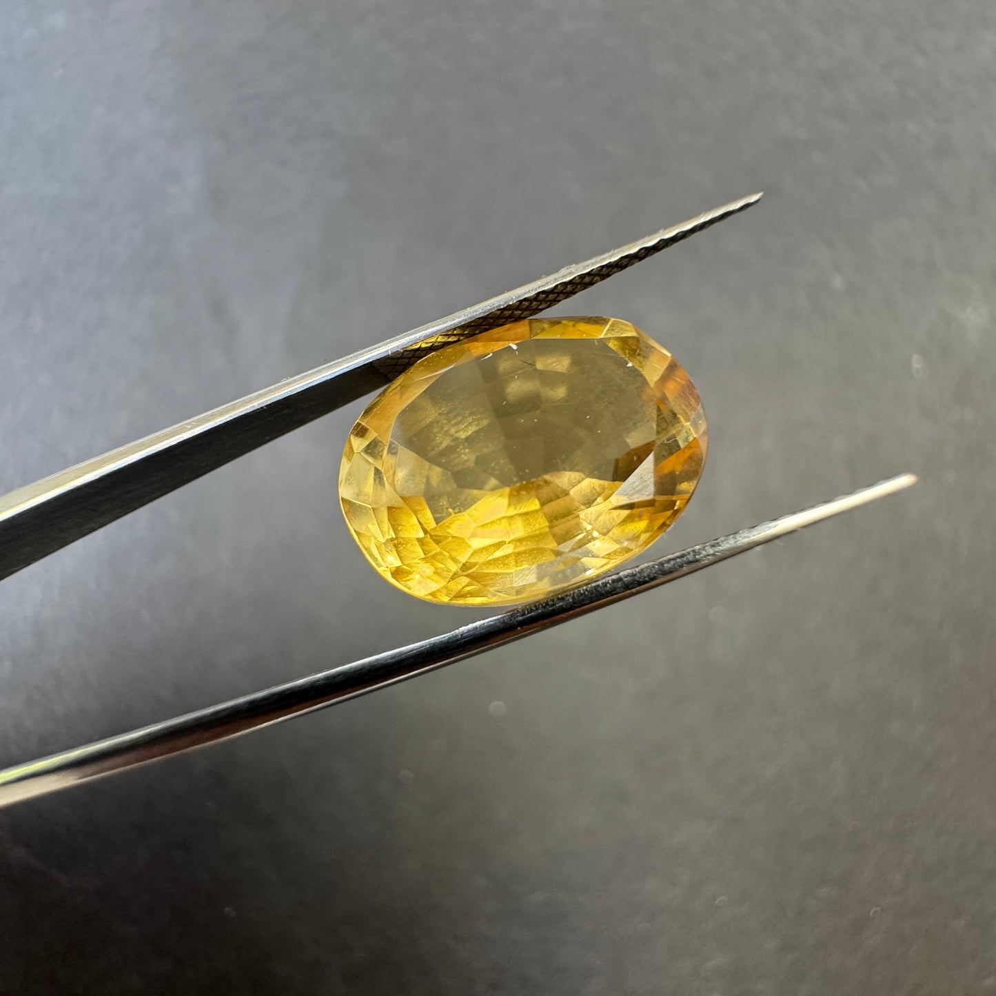 Warmes Sonnenblumenfeld-Gelb Citrin oval 10,51 ct 15,8 x 12,1 mm