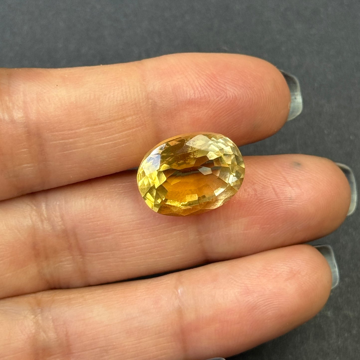 Warmes Sonnenblumenfeld-Gelb Citrin oval 10,51 ct 15,8 x 12,1 mm
