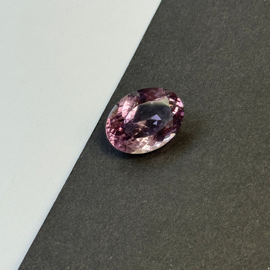 Auffälliger hellvioletter Amethyst, oval, 14,42 ct, 20,0 x 14,3 mm