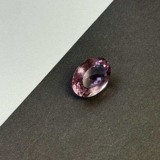 Auffälliger hellvioletter Amethyst, oval, 14,42 ct, 20,0 x 14,3 mm