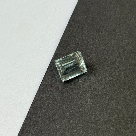 Transparenter blau gefärbter Aquamarin im Smaragdschliff, 5,02 ct, 11,0 x 9,0 mm