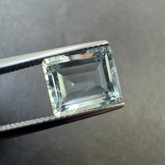 Transparenter blau gefärbter Aquamarin im Smaragdschliff, 5,02 ct, 11,0 x 9,0 mm