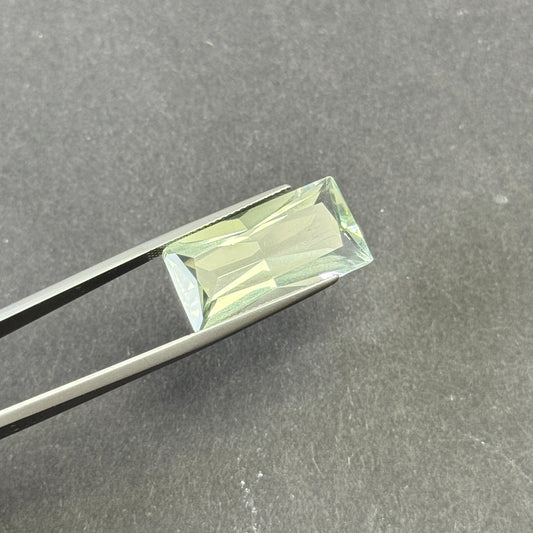 Frischer frühlingsgrüner Amethyst, rechteckiger Scherenschliff, 17,60 ct, 24,1 x 12,2 mm
