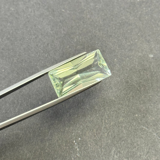 Frischer frühlingsgrüner Amethyst, rechteckiger Scherenschliff, 17,60 ct, 24,1 x 12,2 mm