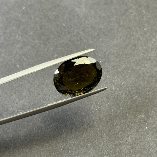 Tiefgrüner Turmalin, oval, 8,51 ct, 16,3 x 12,5 x 6,0 mm, fac.