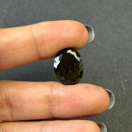 Tiefgrüner Turmalin, oval, 8,51 ct, 16,3 x 12,5 x 6,0 mm, fac.