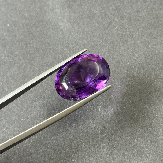 Mystischer Amethyst, oval, facettiert, 17,19 ct, 20,0 x 15,1 mm