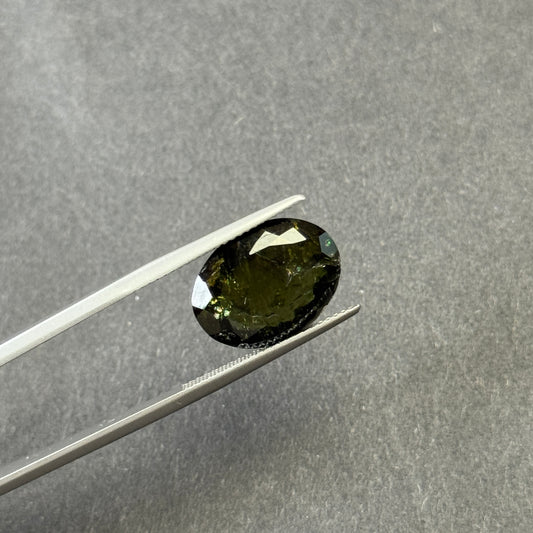 Stimmungsvoller Waldgrüner facettierter Turmalin oval 8,03 ct 15,8 x 12,0 x 6,0 mm