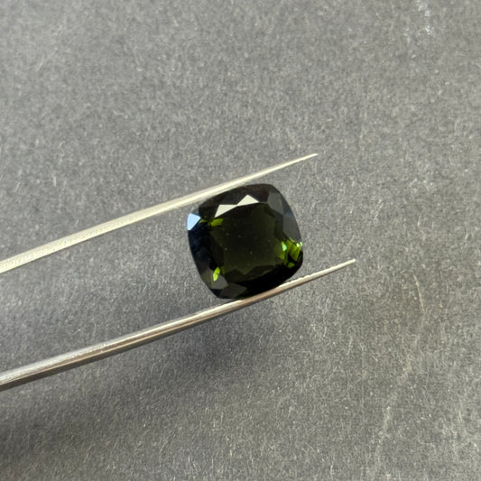 Dunkelwaldgrüner Turmalin, quadratisches Kissen, 10,30 ct, 11,9 x 11,9 x 8,6 mm
