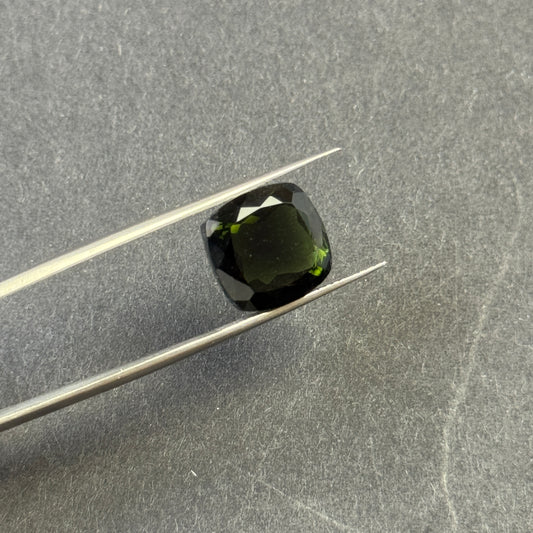 Dunkelwaldgrüner Turmalin, quadratisches Kissen, 10,30 ct, 11,9 x 11,9 x 8,6 mm