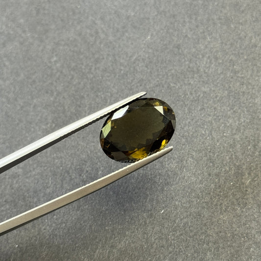 Moosgrüner Turmalin, oval, 8,72 ct, 12,0 x 6,1 x 6,5 mm