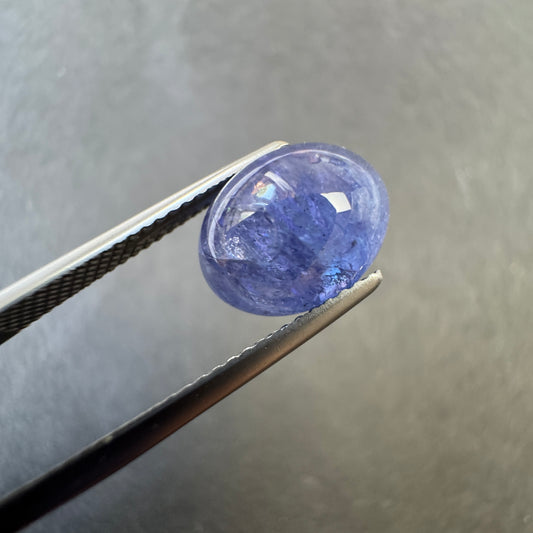 Radiant Depth Tansanit-Cabochon, 4,43 ct, 11,1 x 8,7 mm
