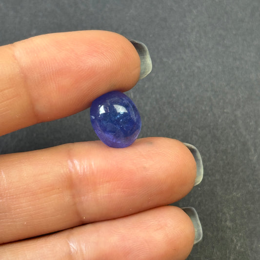 Blau glänzender Tansanit-Cabochon 5,96 ct 11,8 x 9,5 x 6,5 mm