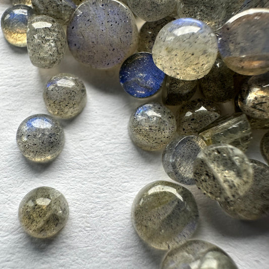 Runde Labradorit-Cabochons mit wunderschöner Opaleszenz, 20 g pro Beutel