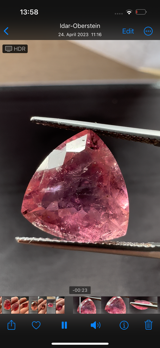 Schillernder alter rosa Turmalin mit bedeutenden bezaubernden Einschlüssen / 6,90 ct