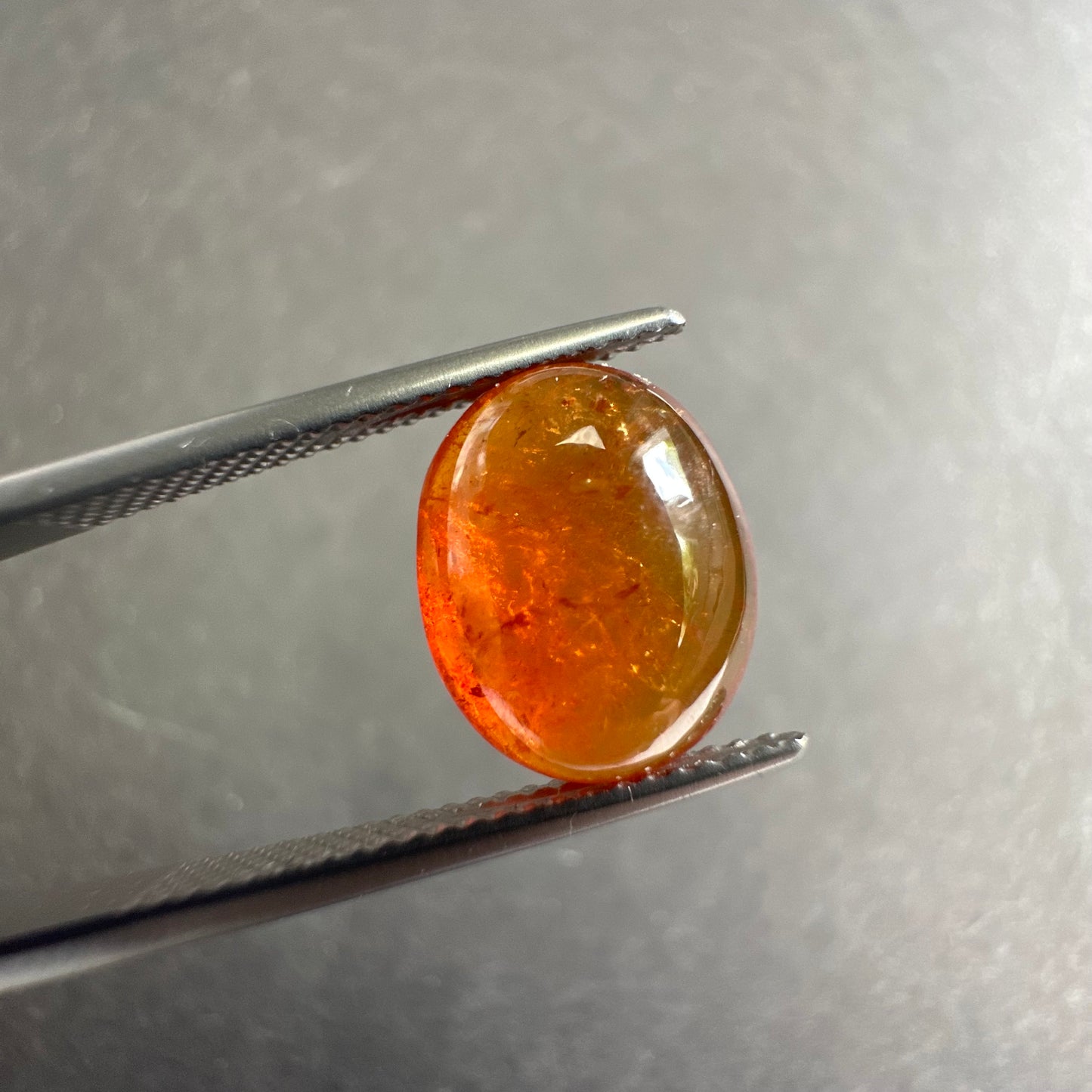 Tieforange, lebhafte Brillanz, ovaler Mandarin-Granat, 6,24 ct