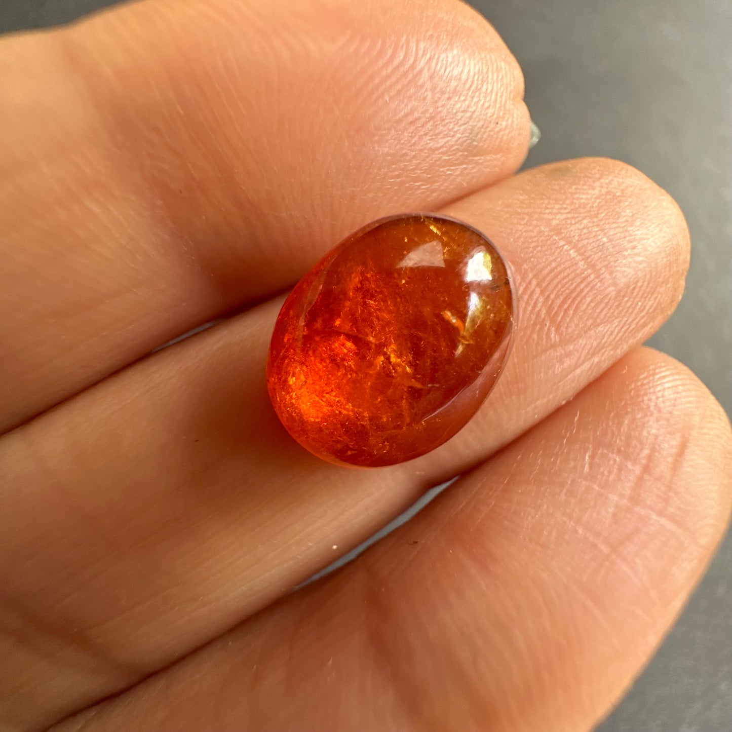 Tieforange, lebhafte Brillanz, ovaler Mandarin-Granat, 6,24 ct