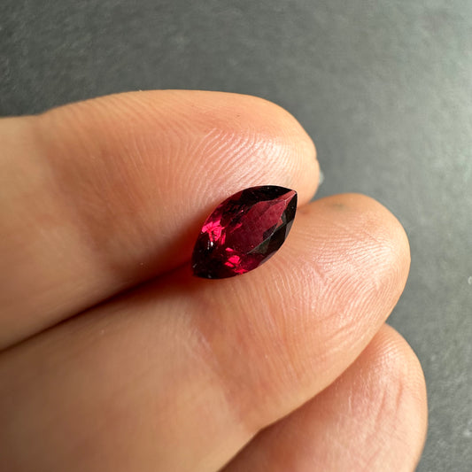 Tiefrote Schönheit! Turmalin-Navette 0,96 ct 9,8 x 5 mm