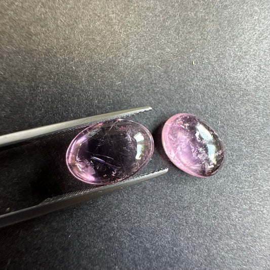 Zarter Turmalin-Cabochon mit rosa Farbton mit subtilem Schimmer