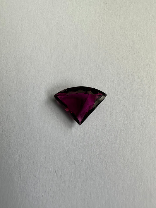 TR250, Turmalin, 4,1 Karat, 11,1 x 1,15 x 4,8 mm