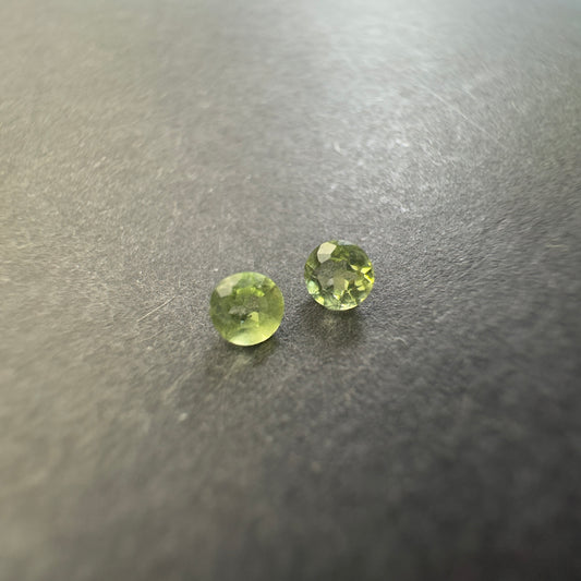 Peridot round pair, approx. 3.3mm diameters, 0.30cts