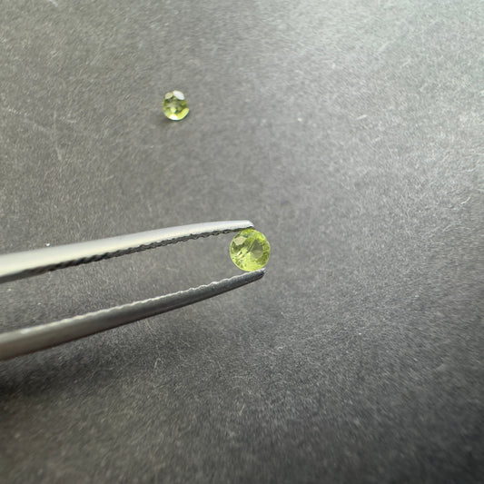 Peridot round pair, approx. 3.2mm&3.3mm diameters, 0.28cts