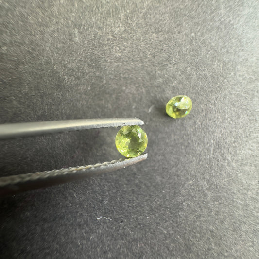 Peridot round pair, both approx. 3.3mm in diameter, 0.32cts